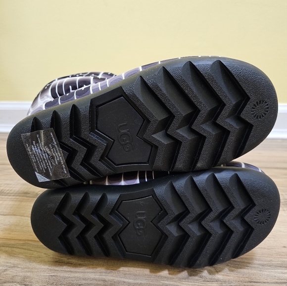 UGG Classic Maxi Wavelength Short, black/white, size US 9 - Picture 7 of 12